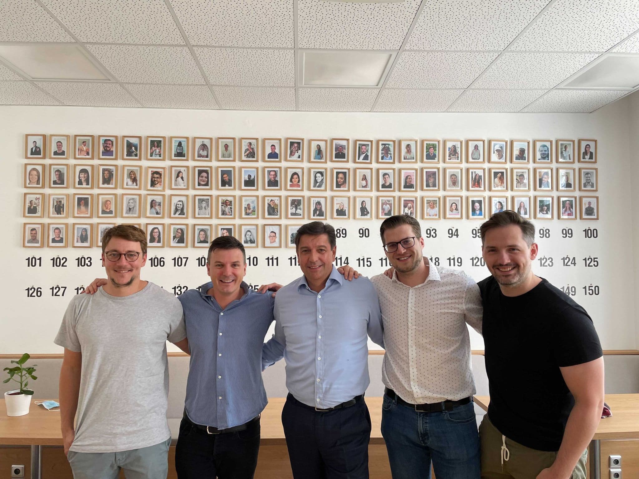 Henry Murray mit dem waterdrop Team